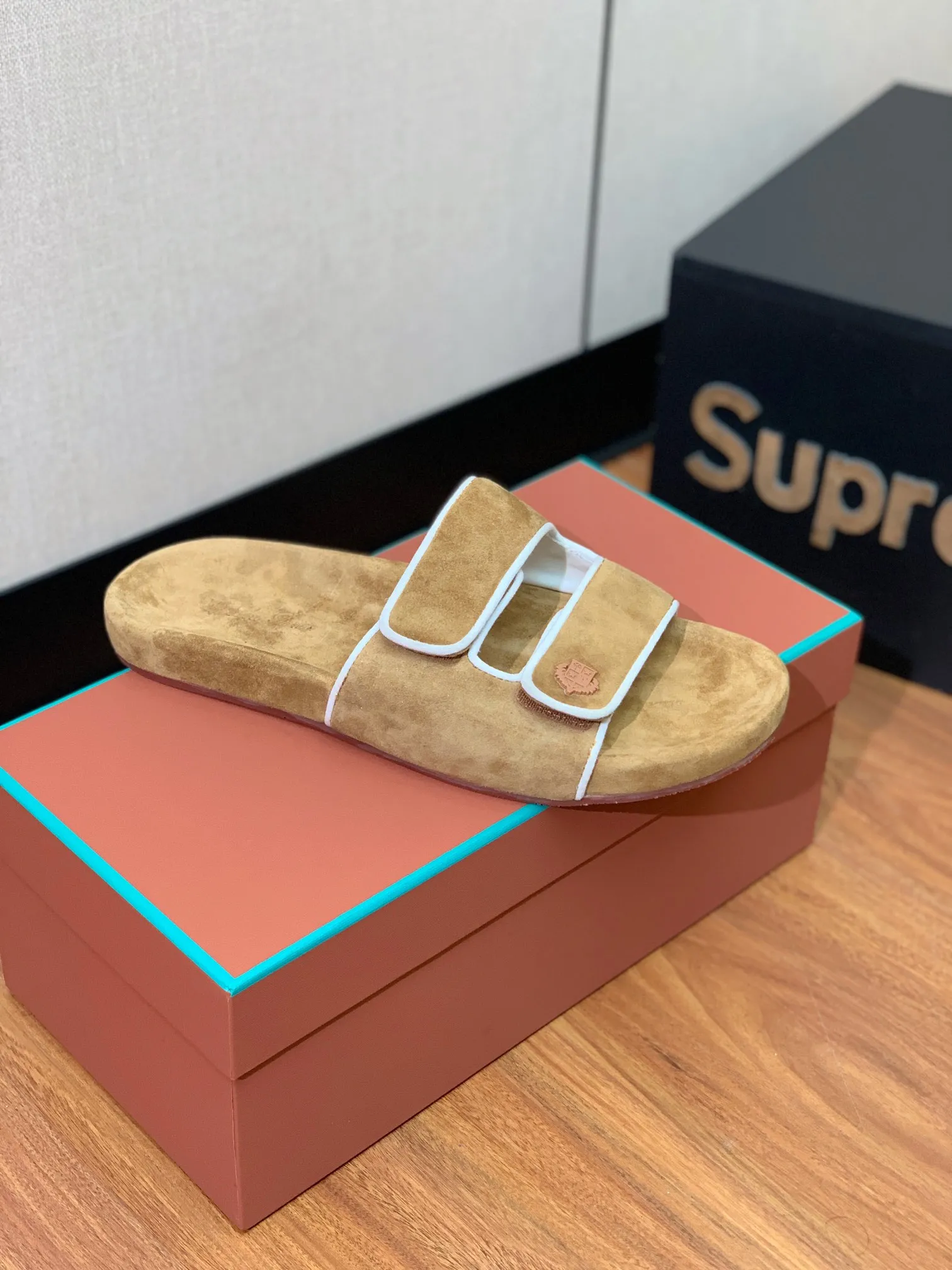 【LP】P:600💰 Size: 39-46 (45.46 can be customized) 【Loro Piana】LP men's slippers. Italian top cashmere is retro, elegant, low-key and luxurious. Both fashionable and practical, the leather is still of the highest quality in the entire network. The upper is silky and smooth. Wear-resistant and highly elastic beef tendon bottom. .